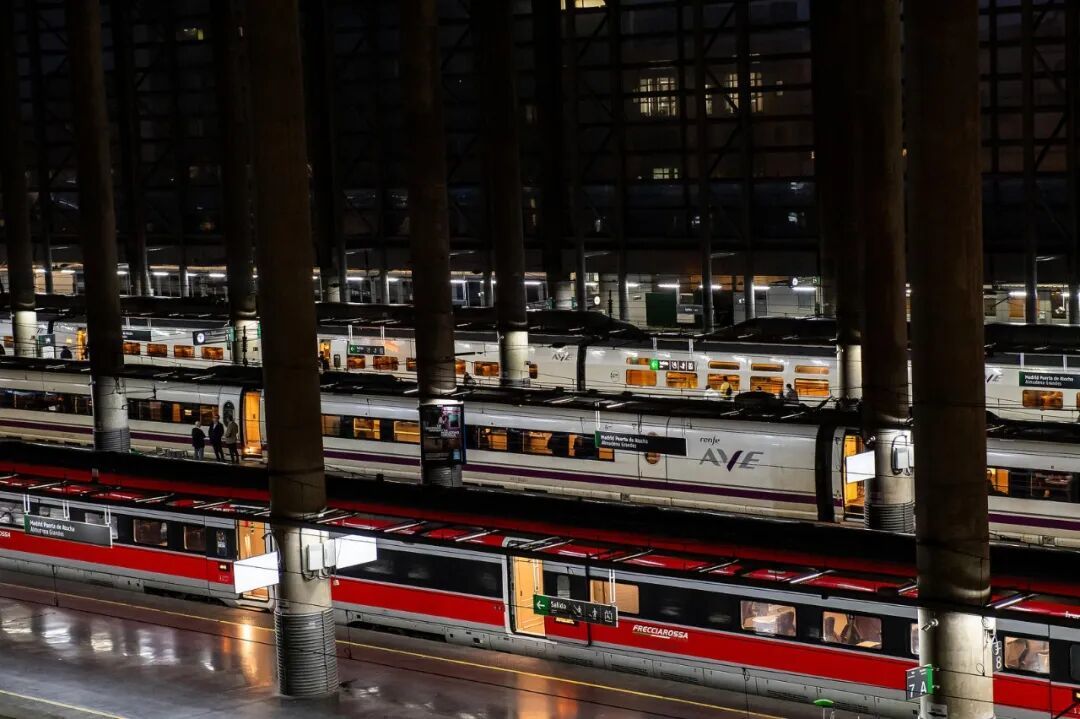 ▲当地时间2026年1月28日，西班牙马德里阿托查火车站，Iryo和Renfe AVE列车停靠在站台。此前，安达卢西亚科尔多瓦附近发生高铁事故，造成46人死亡。（图据视觉中国）