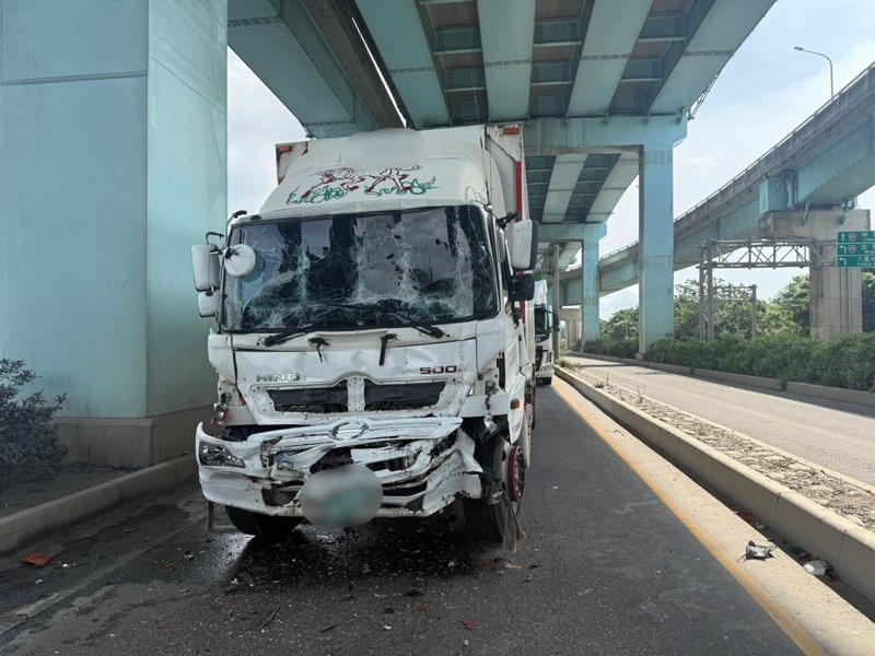 李男駕駛的大貨車車頭凹陷。記者黃子騰／翻攝