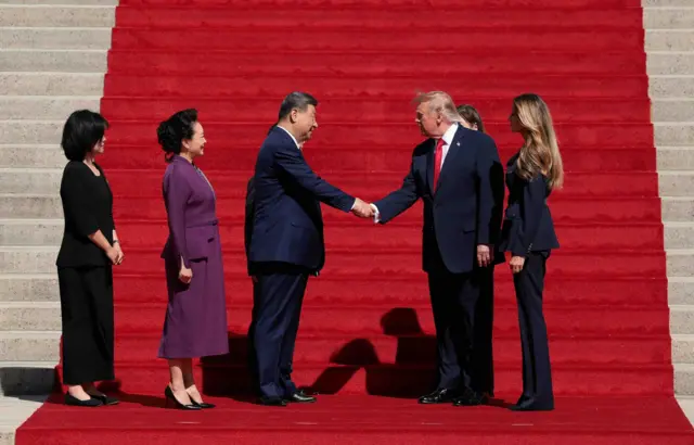 2026年9月25日,美国总统特普与中国国家主席习近平在华盛顿特区参观国家档案馆博物馆后握手,美国第一夫人梅拉尼娅(Melania Trump)与习近平主席夫人彭丽媛也在场。