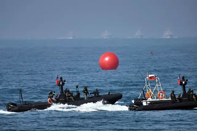 台湾海军M109突击艇于2026年1月29日(周四)在高雄一处海军基地外进行演习。