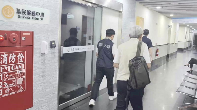花蓮檢調今天帶回縣府社會處長陳加富調查，晚上9時許也移到花蓮地檢署複訊。記者王思慧／攝影