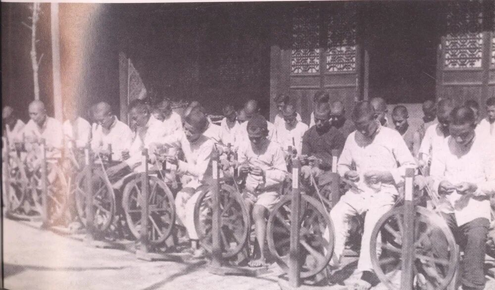 1939年，成都的工合社员正在学习使用新型纺车。中国工合国际委员会供图