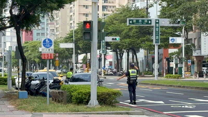 高雄市今天上午10時舉行2026城鎮韌性防空演習，警報響起，瞬間萬人空巷。記者石秀華／攝影