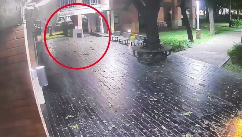高雄市李姓男大生颱風天陳屍客家文物館今早被人發現,身旁還留有喝了幾口的「氣泡酒瓶」。記者石秀華/翻攝