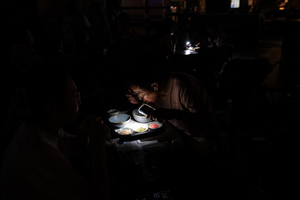 在LaLaport购物中心,大多数店铺在30分钟的演习期间熄灯关闭,而购物者和就餐者留在原地。