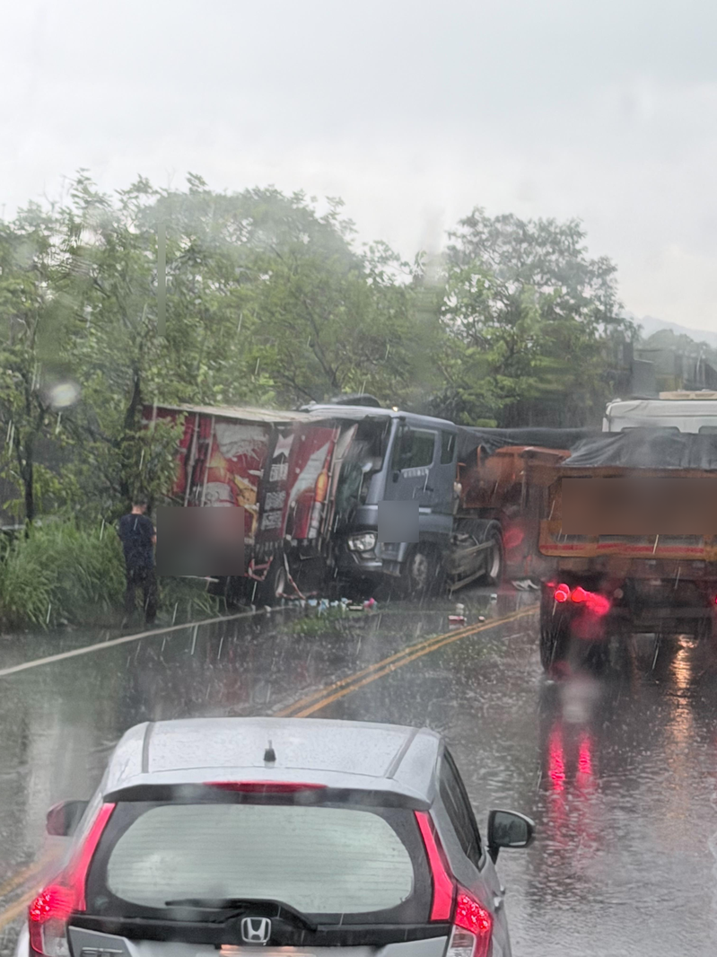 南投竹山今天下午發生小貨車撞砂石車事故,造成一死一傷。圖/取自職業聯結車職業大貨車職業大客車啦啦隊運輸業照片影片資訊分享團