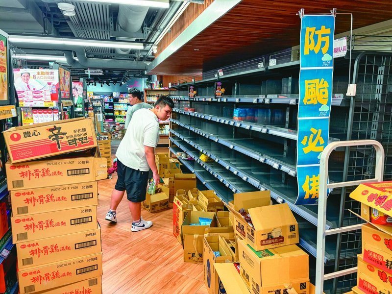 民眾在風雨變大前把握時間至賣場採買，颱風天必備的泡麵被搶購一空，店員來不及補貨。記者余承翰／攝影