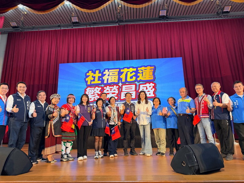 國民黨主席鄭麗文（右七）與同黨議員、鄉鎮長合影留念。記者王思慧／攝影