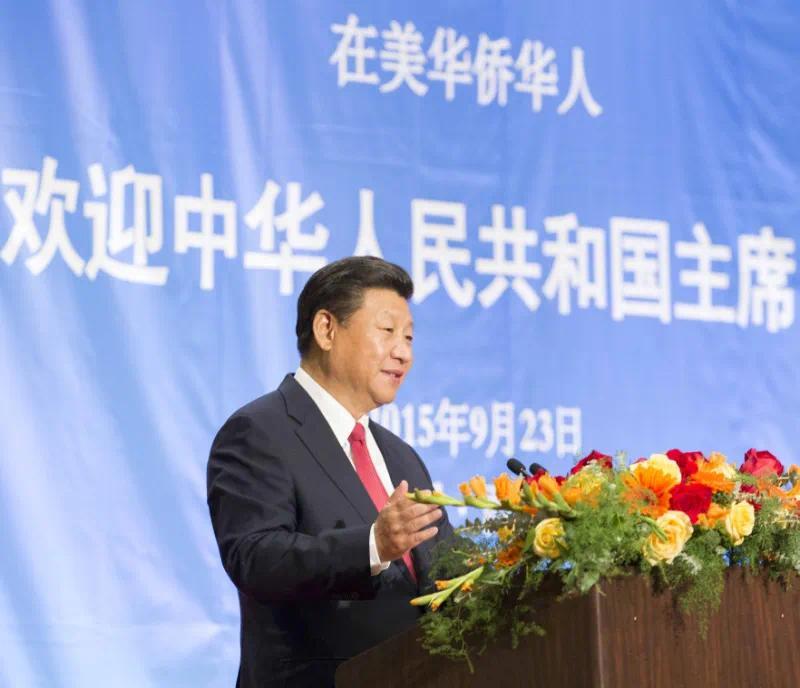 2015年9月23日，国家主席习近平和夫人彭丽媛在西雅图出席美国侨界欢迎招待会。习近平发表讲话。新华社记者 黄敬文 摄