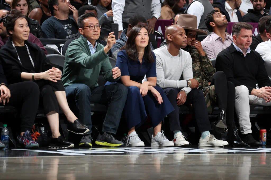 蔡崇信与吴明华NBAE via Getty Images