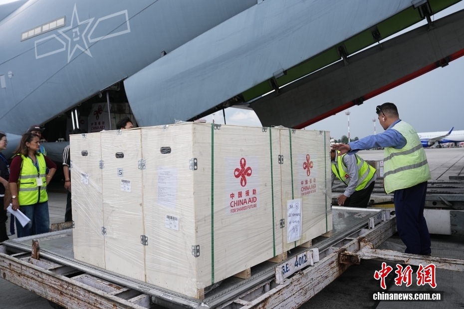 中国政府第四批紧急援助物资运抵尼泊尔