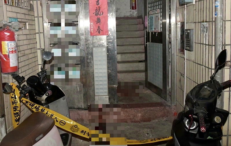 新北市中和區興南路二段一處公寓昨晚間發生命案，34歲張姓女子倒臥一樓樓梯間，警方到場後封鎖現場採證。圖／民眾提供