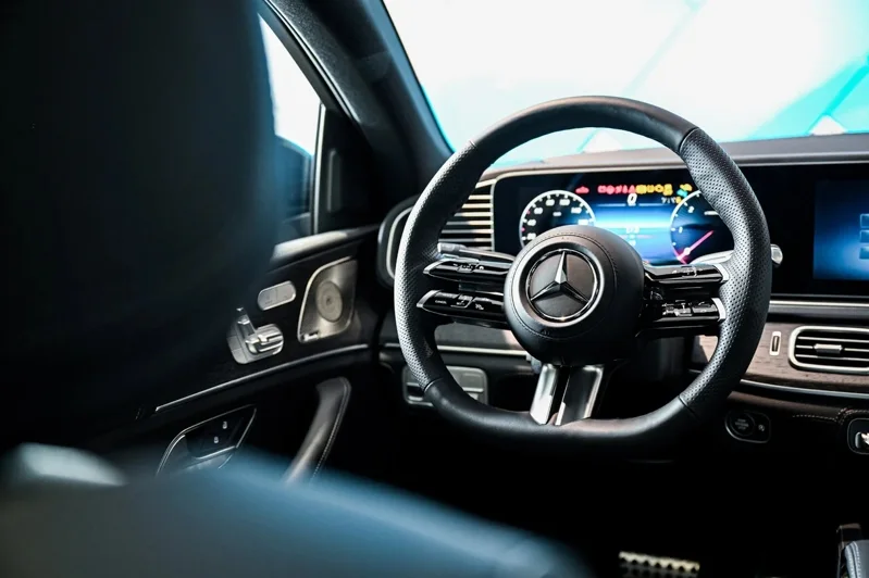 GLE 300 d 4MATIC Coupé 星耀版配備升級‧AMG Line 內裝套件。 圖/台灣賓士提供