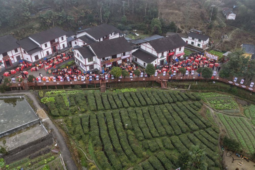 这是江西省井冈山市茅坪镇神山村举办的“神山宴”活动现场（2026年2月1日摄，无人机照片）。新华社记者 周密 摄