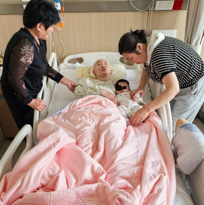 崔泽抱着孩子(受访者供图)