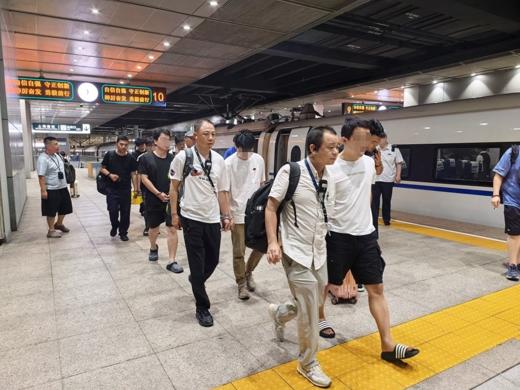4名嫌疑人被押解回沪。