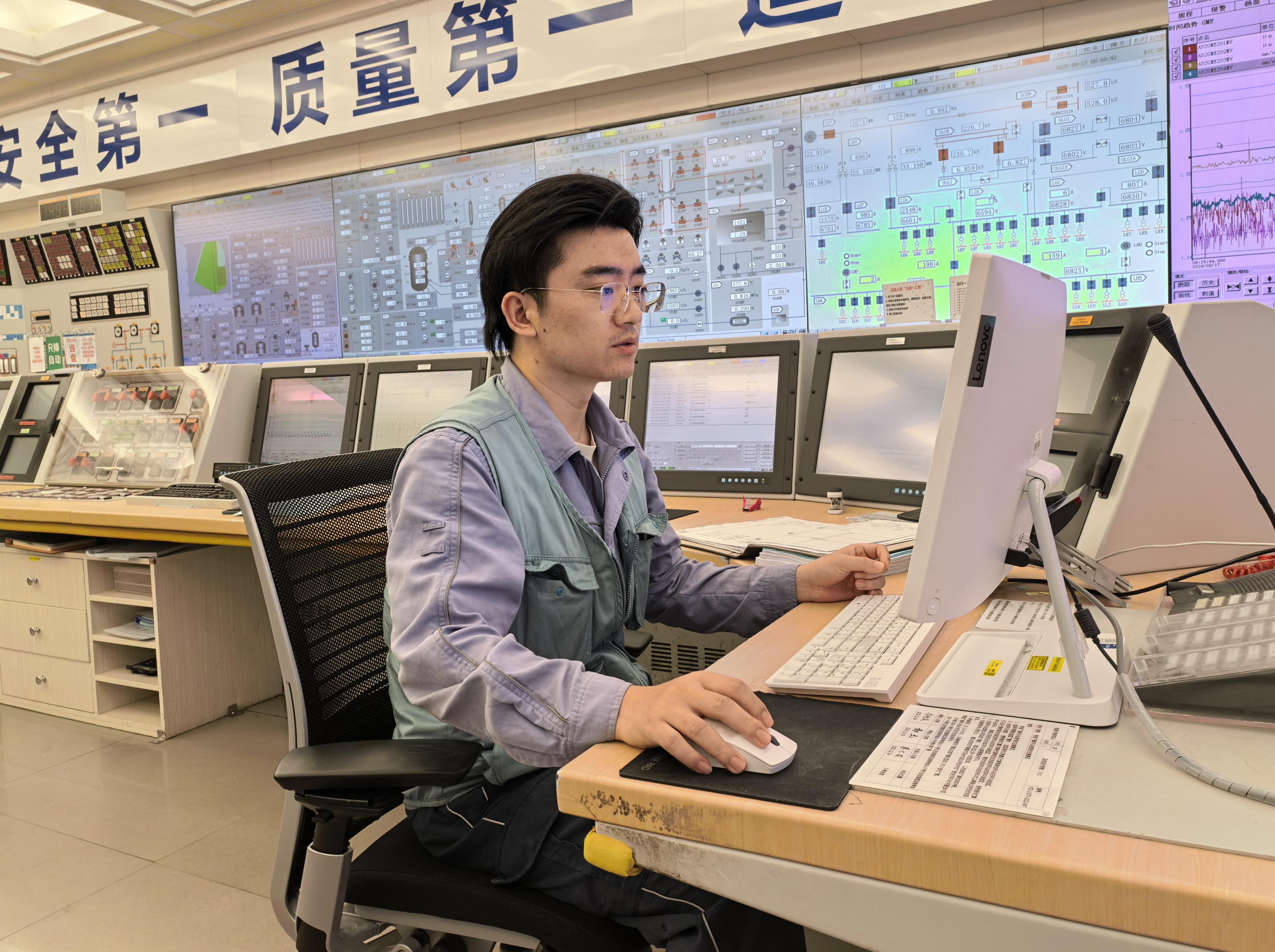 徐秋冬在主控室进行巡盘。受访者供图