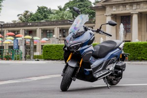 白牌身分,黃牌級的狂野實力!宏佳騰Brera X 250試駕體驗:「魔力藍」歐系跨界的極限釋放