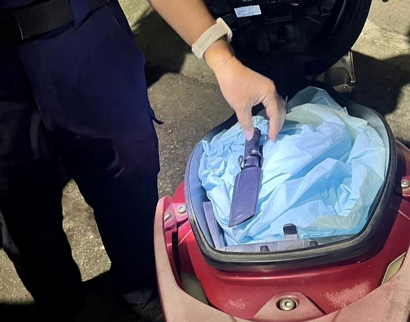 警方在溫姓男子的機車置物箱查獲短刀。記者林保光／翻攝