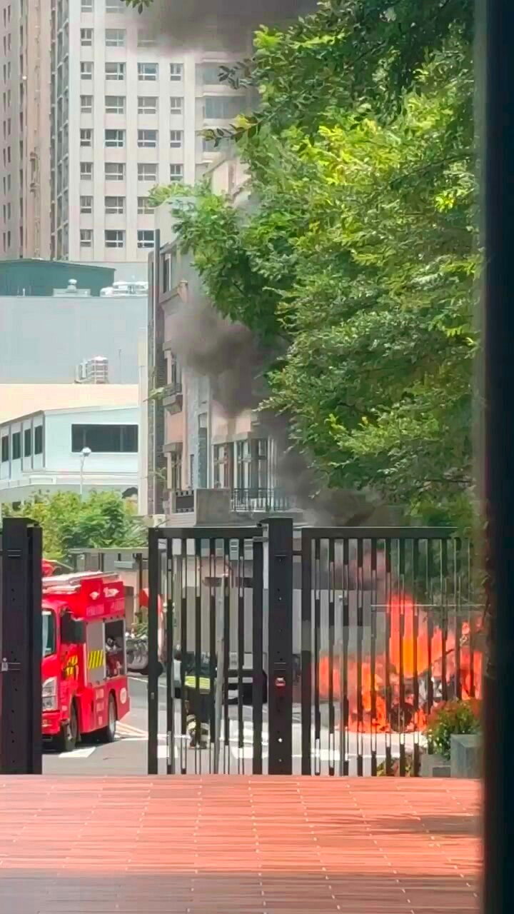 新竹縣竹北市勝利九街今天上午11點多發生火燒車意外， 大量濃煙竄天，令人怵目驚心。圖／竹北市民代表彭竣志提供