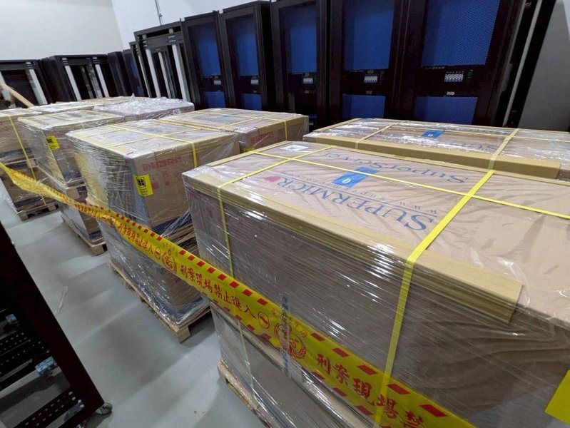 基隆地檢署偵辦將美超微高階AI伺服器運到中港澳地區案件，今晨聲押美超微台灣分公司、青雲公司3名人員，基隆地院審理後，今晚裁定3人收押禁見。記者邱瑞杰／翻攝\`\`