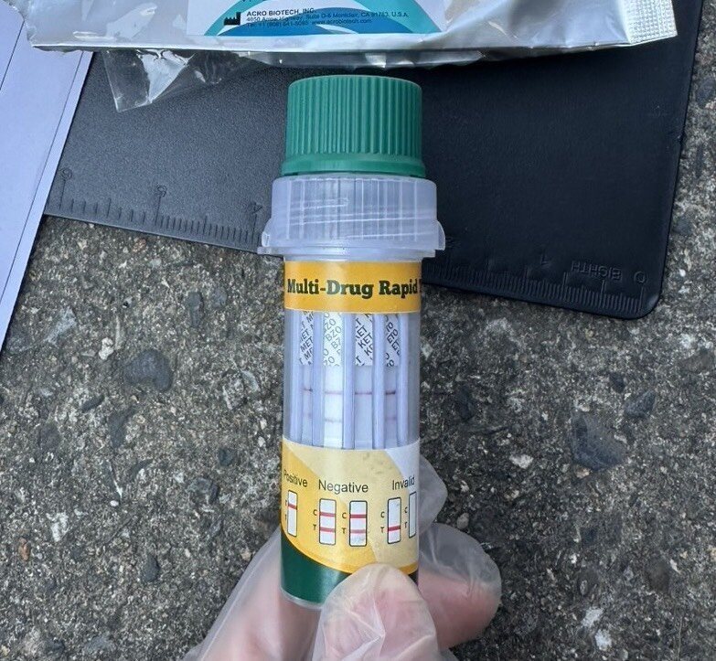 警方介入在潘男車輛中查獲毒品依托咪酯煙彈,並以毒品唾液快篩驗出陽性反應。圖/警方提供