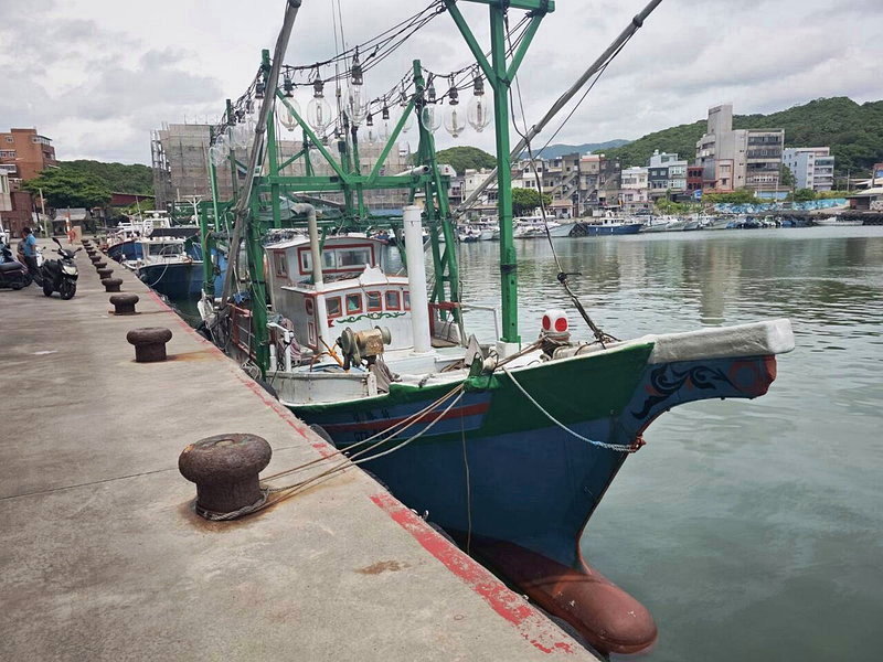 78歲楊姓老漁民26日開船出海釣魚後失聯,後來在水湳洞漁船外發現漁船,但未見人影。海巡人員今在三貂角海域發現一具屍體,經家屬指認正是楊姓老漁船。記者邱瑞杰/翻攝