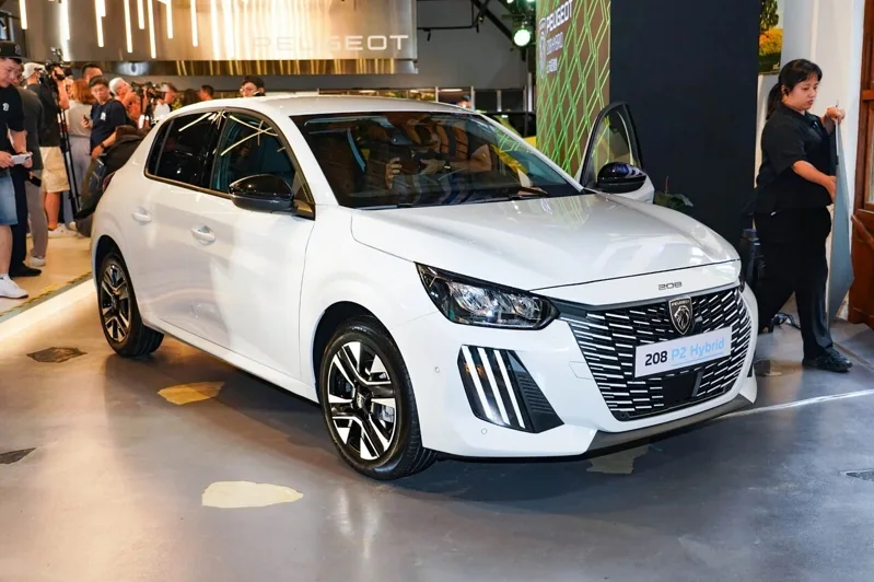 車頭兩側配置經典的獅王三爪式 LED 日間行車燈與銳利 LED 頭燈組,車尾則透過高光澤黑色飾板串聯橫向獅爪印象 LED 尾燈。 記者趙駿宏/攝影