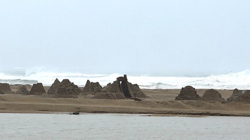 福隆40座沙雕挺過巴威颱風，築3米防護沙牆「史瑞克」屹立不搖。圖／福容大飯店福隆提供