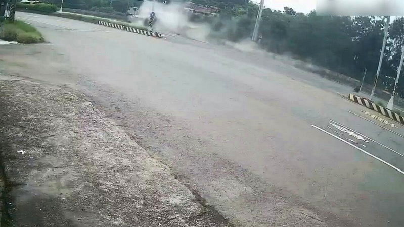 老婦駕駛休旅車行經台一線公路苗栗造橋南下路段, 車輛突然失控自撞路邊護欄,並撞毀路邊電線桿、電信桿及閃燈號誌桿,車體扭曲嚴重變形。圖/民眾提供