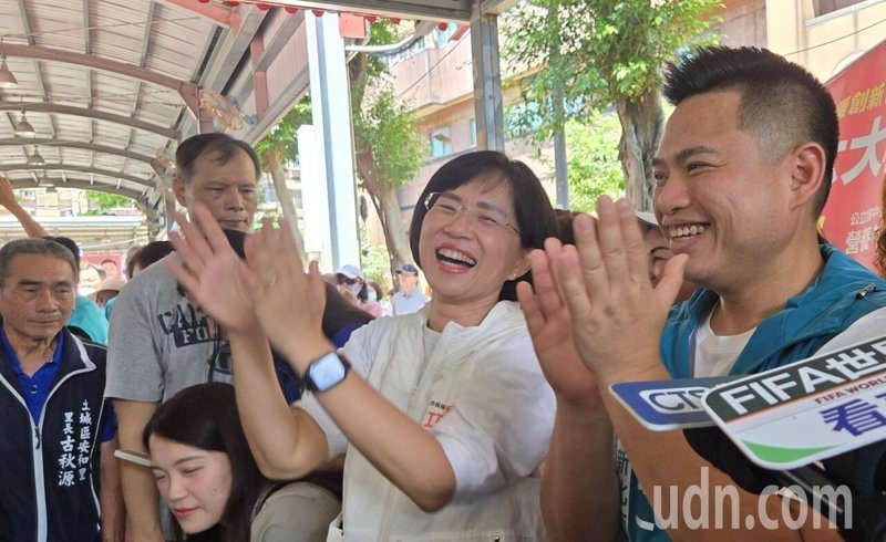 民進黨新北市長參選人蘇巧慧（右二）上午到土城區出席黨籍市議員參選人彭一書（右一）造勢活動，針對「豬八戒」一事對外說明，她說因為跟競選第8屆里長的周建和非常熟、是兩代交情的老朋友，才會用國台語諧音梗開玩笑，希望國民黨不用這麼嚴肅看待。記者林昭彰／攝影