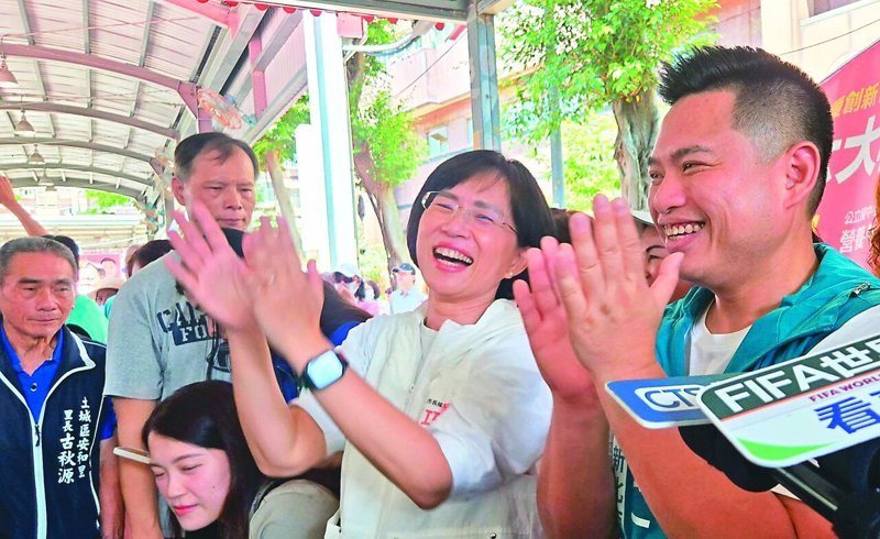 民進黨新北市長參選人蘇巧慧（右二）昨到土城出席議員彭一書（右一）造勢活動。記者林昭彰／攝影