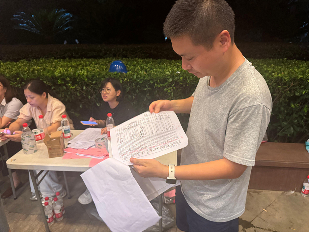 8月13日21时,汪志君正统计当日居民电路检修数量。 澎湃新闻记者 徐亦嘉 图
