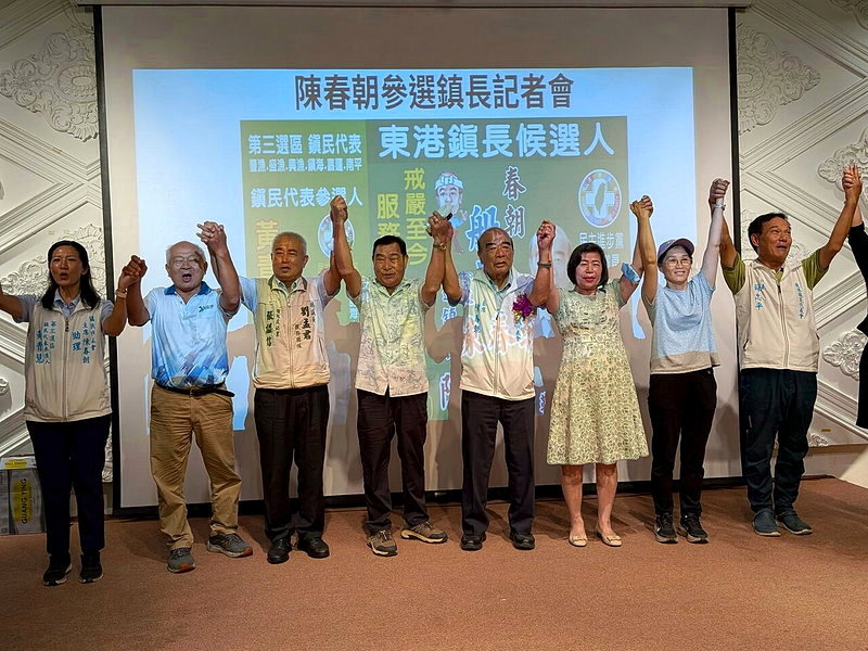 屏東縣東港鎮代會主席陳春朝(右四)今天舉辦記者會宣布參加年底東港鎮長選舉。記者潘奕言/攝影