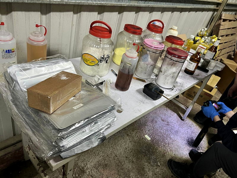 刑事局破獲黃姓男子等人的販毒集團，查扣兩千多支彩虹菸，市價逾90萬元。記者陳宏睿／翻攝