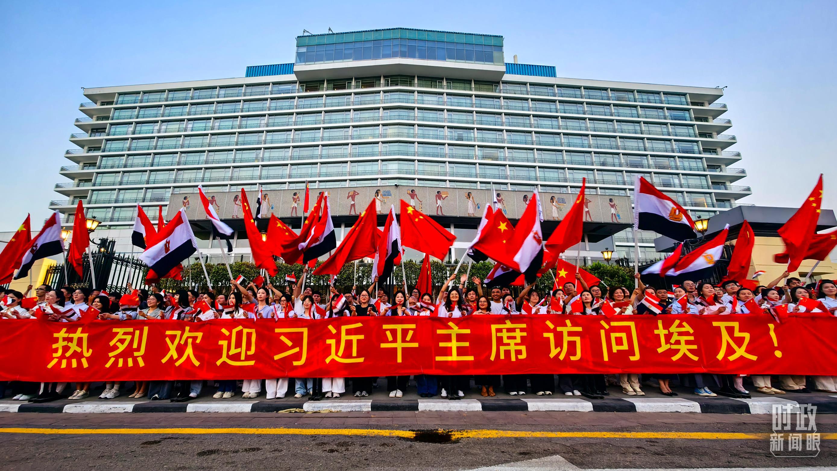 △当地民众热烈欢迎习主席到访。（总台央视记者高帅拍摄）