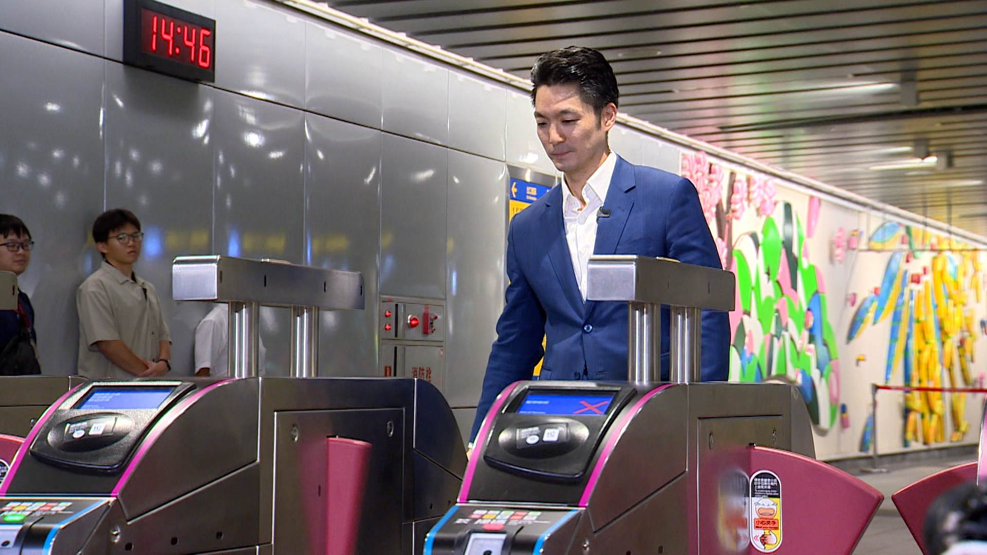 "新聞跨營.00\<em