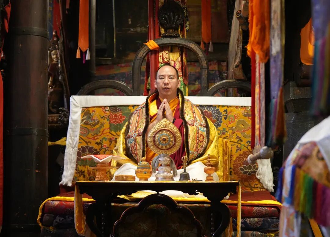 8月31日,班禅额尔德尼·确吉杰布在西藏日喀则市扎什伦布寺主持法会,为西藏日喀则市吉隆县泥石流灾害受灾群众祈福。这是班禅额尔德尼·确吉杰布与众僧一起念诵经文,超度遇难的生灵,祈愿逝者往生极乐。记者 索朗旺久 摄