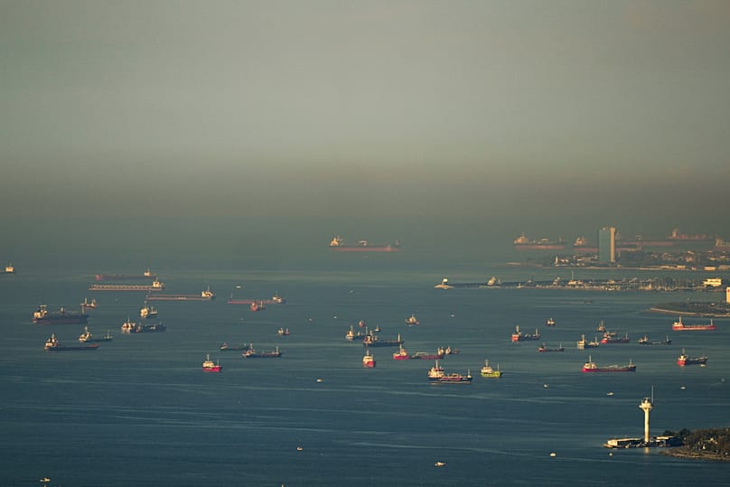 Нефтяные танкеры и грузовые суда стоят на якоре в Мраморном море в ожидании прохода через Босфор в Чёрное море, Стамбул, 7 октября 2026 года
