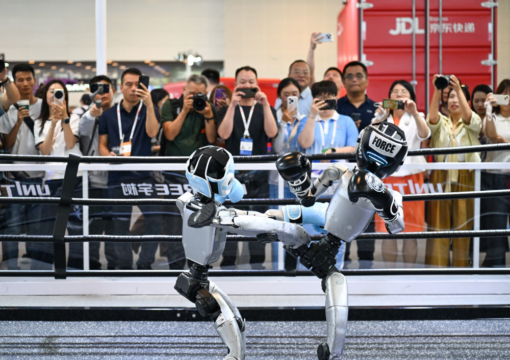 2026年5月28日，观众在2026世界智能产业博览会现场观看宇树科技机器人擂台赛。新华社记者 孙凡越 摄