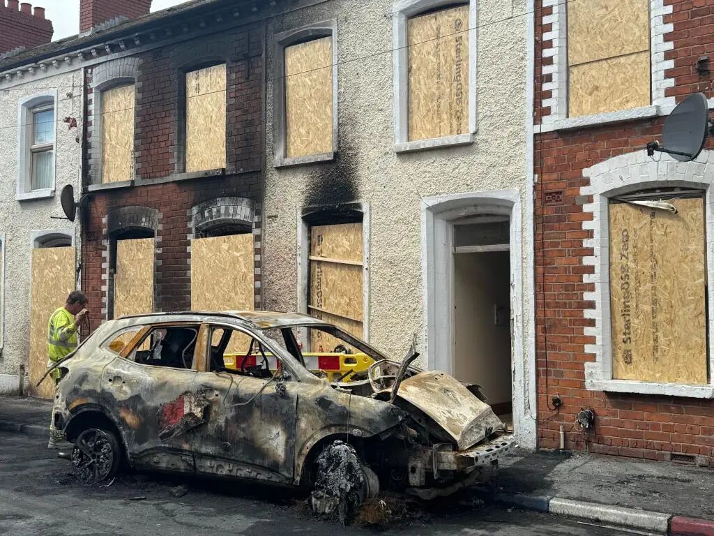 2026年6月，英国北爱尔兰首府贝尔法斯特东部的伦德里克街在移民骚乱中被焚毁的汽车 新华社 高文成摄