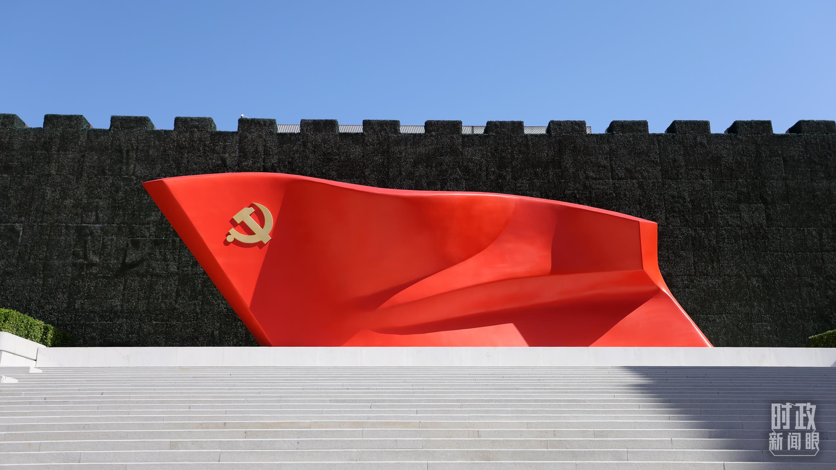 △中国共产党历史展览馆西侧广场的大型雕塑《旗帜》。（总台央视记者魏帮军拍摄）