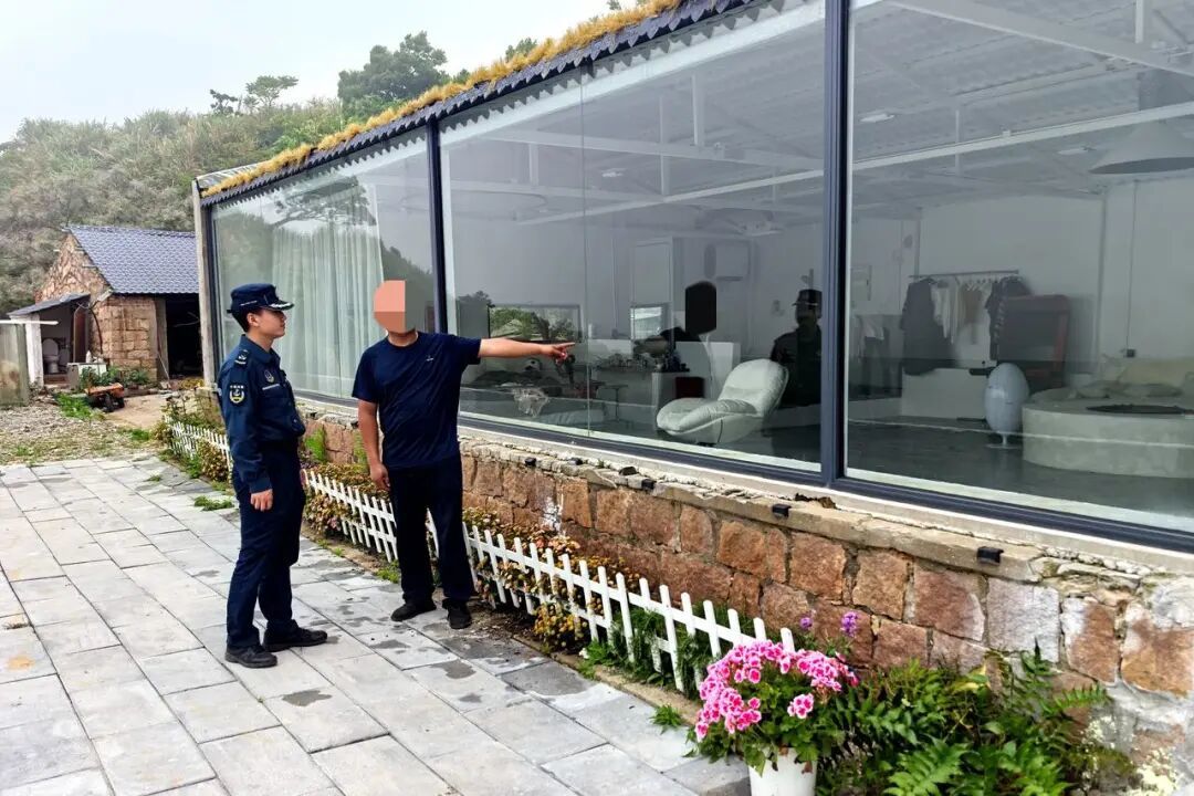 “网红主播”指认违建房屋。宁波海警供图
