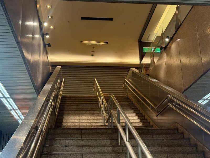 北車今天下午3時後啟動交接，二樓商場鐵門直接拉下，部分旅客提著行李上手扶梯，又得扛著走下樓梯，對微風抱怨連連。記者孟嘉美／攝影