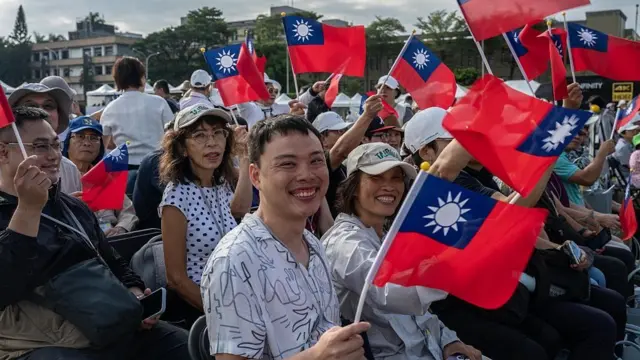 2026年10月10日,民众在台北举行的双十国庆大会上挥舞台湾旗帜。