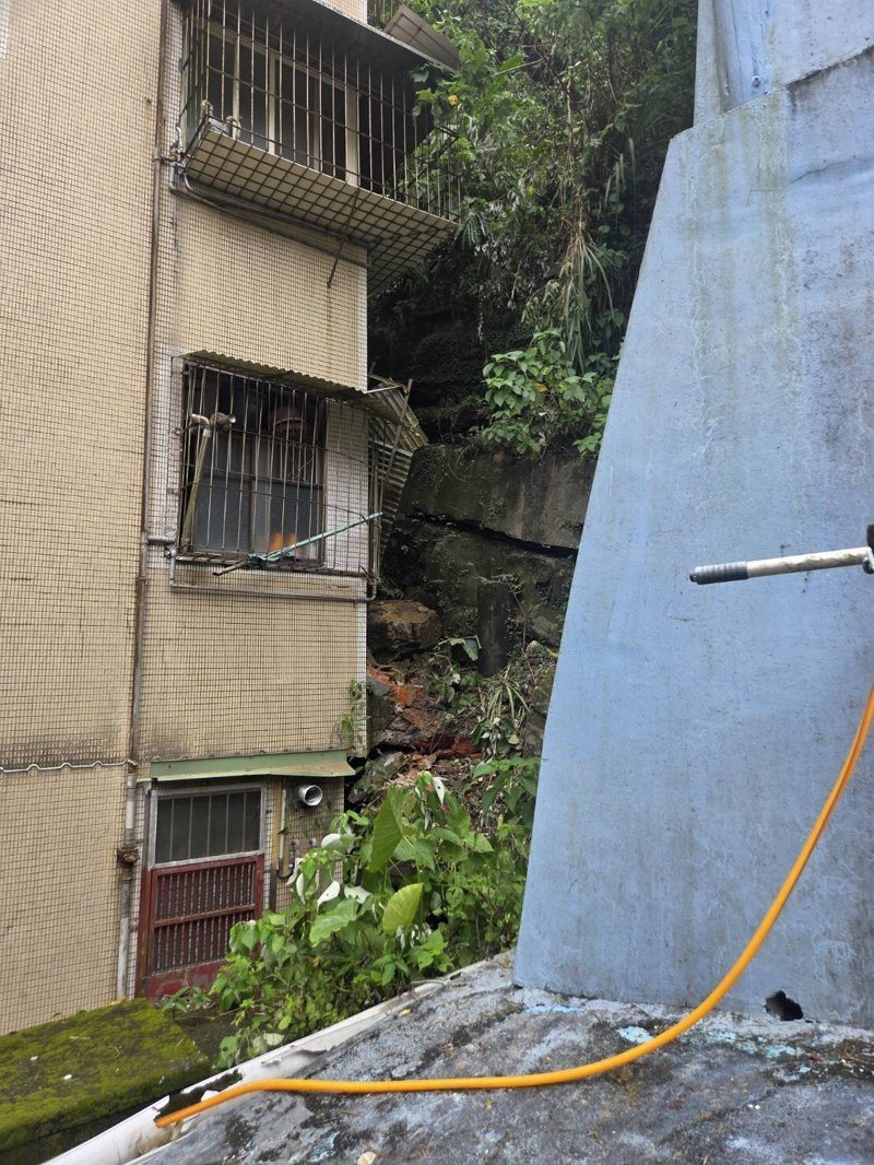 基隆市豐稔街一棟民宅後方邊坡崩塌，造成建築物受損。市府評估主要結構未受破壞，仍可居住，但邊坡不穩定，應盡快處理，避免再度崩塌釀災。圖／讀者提供