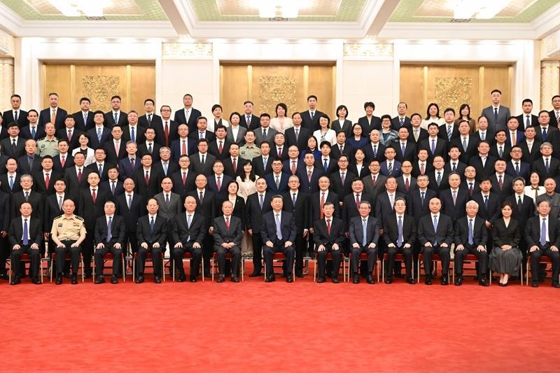 △2026年7月8日,国家科学技术奖励大会、中国科学院第二十二次院士大会和中国工程院第十八次院士大会、中国科学技术协会第十一次全国代表大会在北京人民大会堂隆重召开。会前,习近平总书记等领导同志亲切会见国家科学技术奖获奖代表,并同大家合影留念。