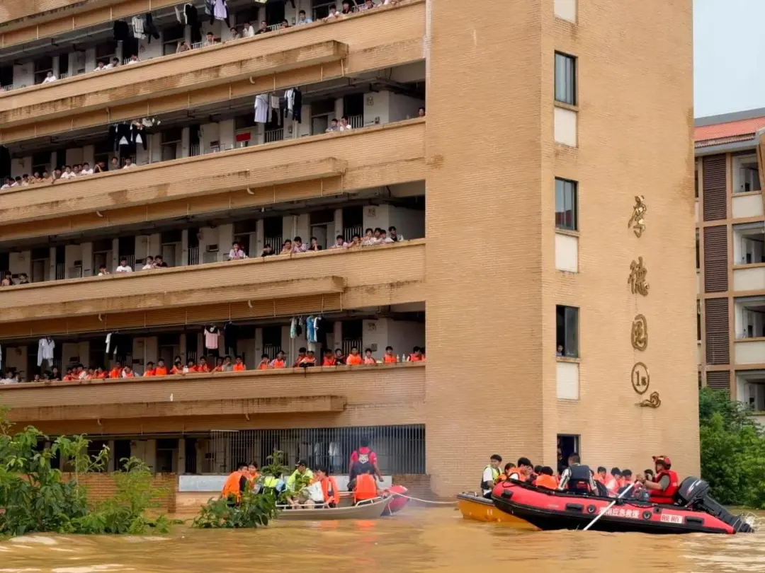 7月8日,贵港教育园区等待被救援的学生