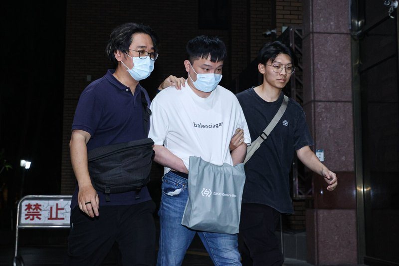 餐飲大亨鄭淳駿（中）意圖行賄官警刺探「安心幣商」洗錢情資遭聲押禁見。記者曾原信／攝影