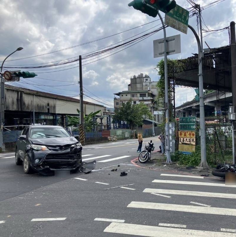 新北市新店區安康路二段今天下午發生自小客車與大型重型機車擦撞事故，21歲徐姓騎士傷重送醫急救。記者張策／翻攝